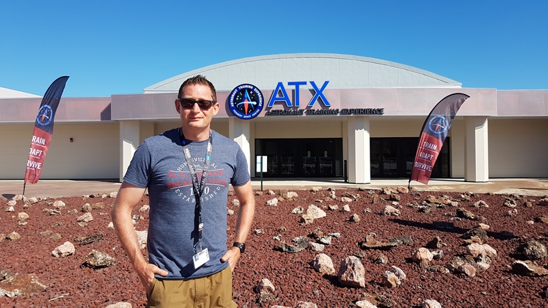 Vor dem ATX-Center, Kennedy Space Center Vor dem ATX-Center, Kennedy Space Center