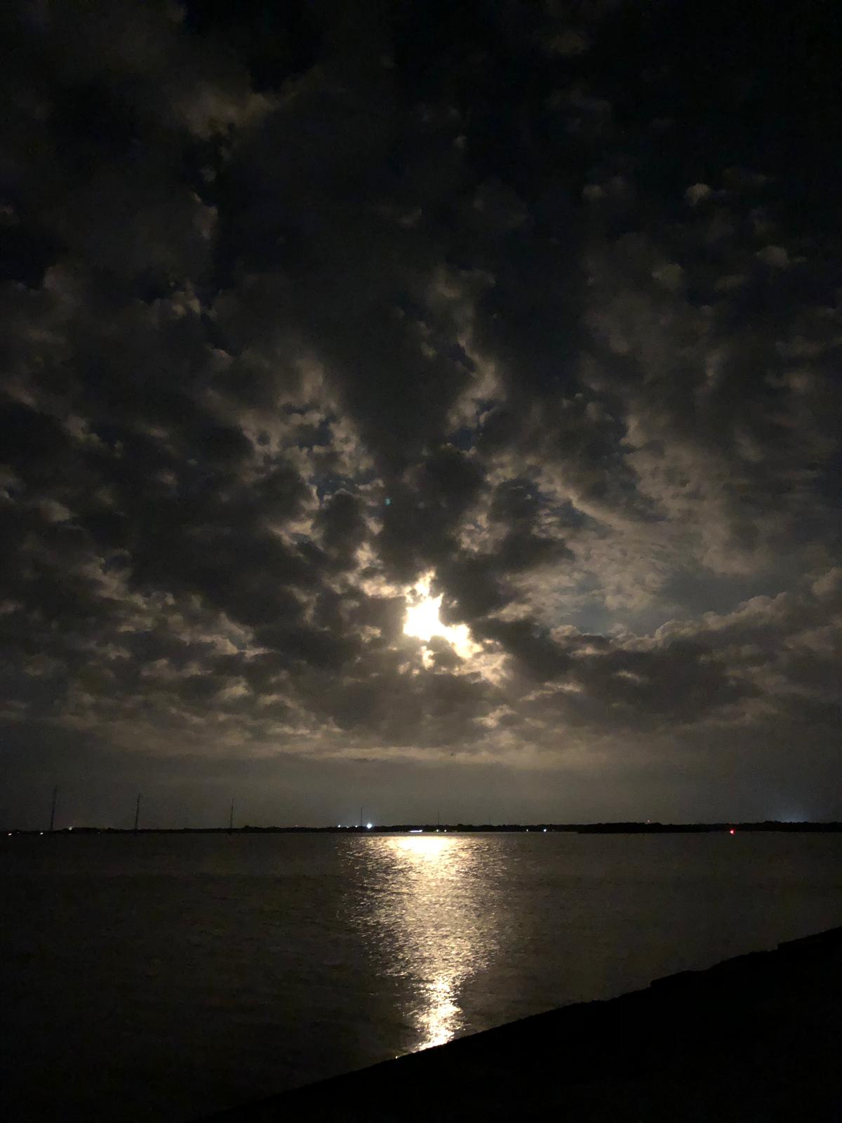Hinter den Wolken verschwunden: Falcon 9 nach dem Start Hinter den Wolken verschwunden: Falcon 9 nach dem Start