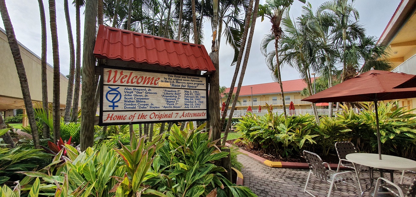 Am Poolbereich steht die Erinnerungstafel Am Poolbereich steht die Erinnerungstafel