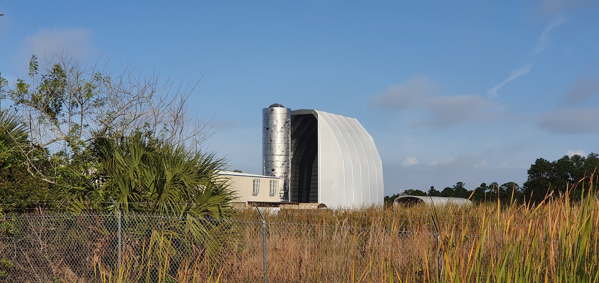 Deutlich zu erkennen ist der silberne Zylinder: Das ist ein Raumschiff Deutlich zu erkennen ist der silberne Zylinder: Das ist ein Raumschiff